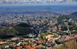 Cidade de Belo Horizonte vista do Parque das Mangabeiras, com destaque para a Praça do Papa.