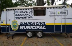 Trailer da Guarda Municipal com os dizeres "Unidade de segurança preventiva Guarda Civil Municipal" e o brasão de Belo Horizonte