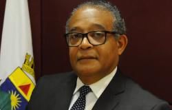 Foto oficial - Genilson Ribeiro Zeferino, Secretário Municipal de Segurança e Prevenção Secretário Municipal de Segurança e Prevenção - Subsecretário de Qualidade e Controle - Genilson Ribeiro Zeferino, posa em uma fotografia em local fechado com terno de tom cinza escuro, gravata e camisa de cor branca.