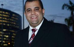 Foto oficial - Jean Mattos, Presidente da Prodabel Presidente da Prodabel - Jean Mattos , posa em uma fotografia em local aberto com terno tom escuro, camisa cor branca e gravata listrada em tons de vinho.