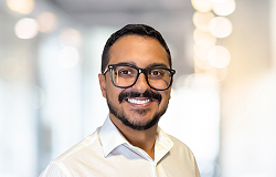 Diretor de Infraestrutura (DIN-PB), Weslley Cesar da Silveira, posa em espaço fechado, usando blusa branca.