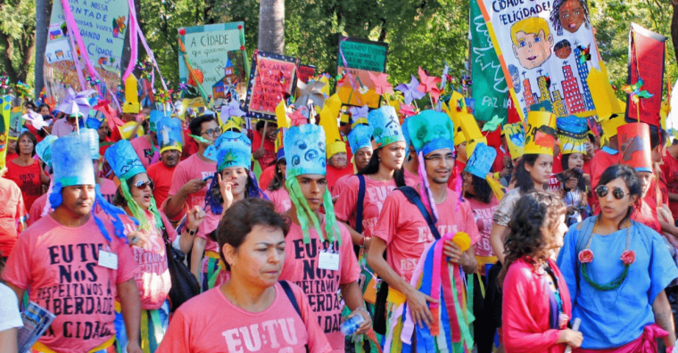 Desfile celebra o Dia Nacional da Luta Antimanicomial em Belo Horizonte